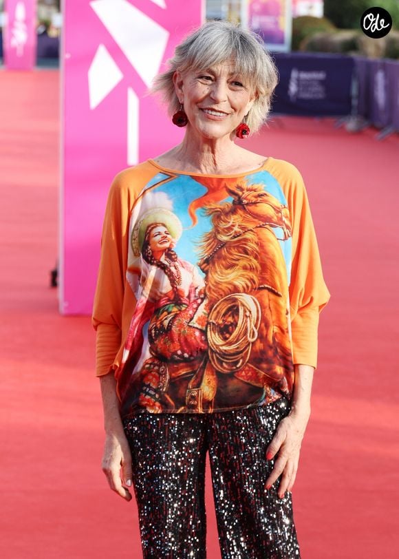 Son top orange à motifs ? "Trouvé à Porto, c'était deux euros dans une friperie" explique la chanteuse.


Lio lors de l'ouverture de la 52ème édition du Festival du Cinema Américain de Deauville, France, le 4 septembre 2026. 

© Denis Guignebourg/Bestimage