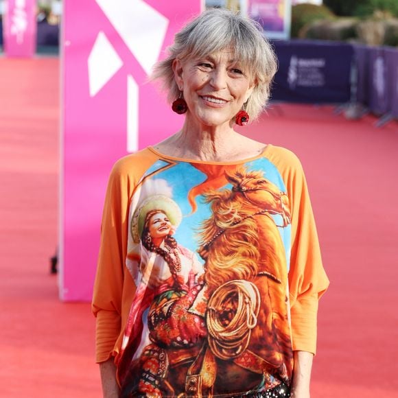 Son top orange à motifs ? "Trouvé à Porto, c'était deux euros dans une friperie" explique la chanteuse.


Lio lors de l'ouverture de la 52ème édition du Festival du Cinema Américain de Deauville, France, le 4 septembre 2026. 

© Denis Guignebourg/Bestimage