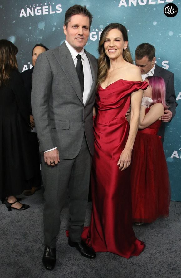 Philip Schneider et Hilary Swank lors de l'avant-première new-yorkaise d'Ordinary Angels le au SVA Theater à New York. © PPS/Bestimage