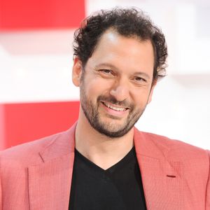 "Je travaille tellement qu'il n'y avait aucun autre moyen de trouver quelqu'un ailleurs qu'M6 !", a-t-il déclaré en interview pour Télé 7 jours. 

Exclusif - Eric Antoine - Enregistrement de l'émission "Vivement dimanche" au Studio Gabriel à Paris, présentée par M.Drucker et diffusée le 23 juin sur France 3
© Guillaume Gaffiot / Bestimage