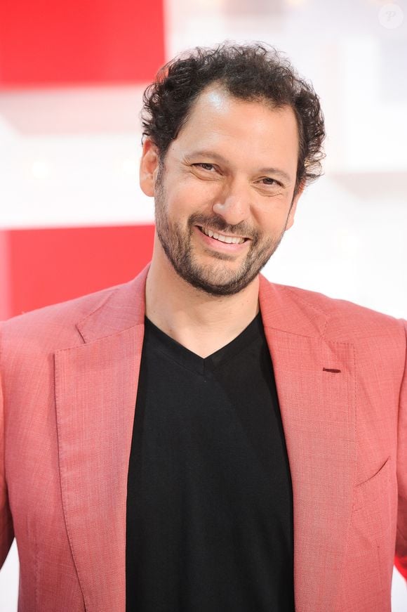 "Je travaille tellement qu'il n'y avait aucun autre moyen de trouver quelqu'un ailleurs qu'M6 !", a-t-il déclaré en interview pour Télé 7 jours. 

Exclusif - Eric Antoine - Enregistrement de l'émission "Vivement dimanche" au Studio Gabriel à Paris, présentée par M.Drucker et diffusée le 23 juin sur France 3
© Guillaume Gaffiot / Bestimage