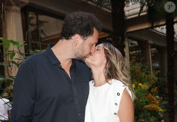 Ce mariage marque une nouvelle étape dans la vie de l’animateur, déjà père de deux enfants issus de son premier mariage.

Exclusif - Éric Antoine et sa compagne Gennifer Demey lors de l'inauguration Le Patio by Norbert Tarayre au Prince de Galles à Paris, France, le 4 juillet 2025. © Coadic Guirec/Bestimage
