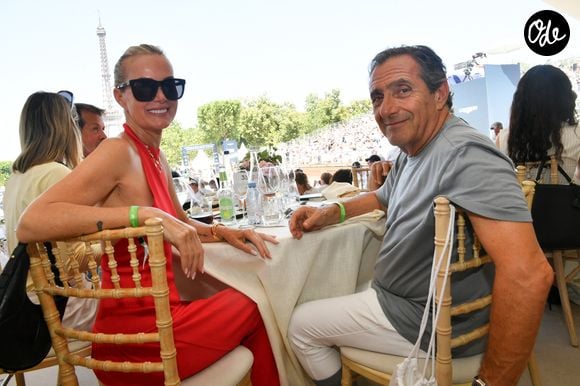 Exclusif - Laeticia Hallyday et son compagnon Serge Varsano dans l’espace VIP “le Pavillon Eiffel,” lors de la 12ème édition Longines Paris Eiffel Jumping au pied de la Tour Eiffel sur le Champ-de-Mars à Paris, France le 21 juin 2026

© Perusseau / Veeren / Bestimage