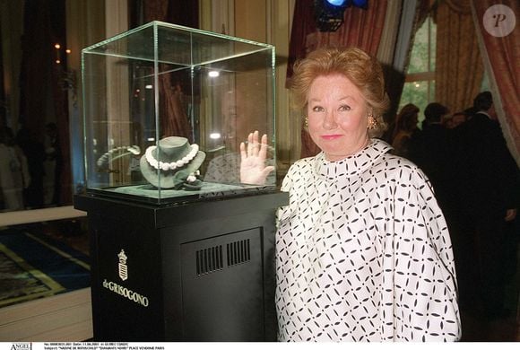 Nadine de Rothschild, Place Vendôme à Paris. Le 11 juin 2001. © COADIC GUIREC / BESTIMAGE