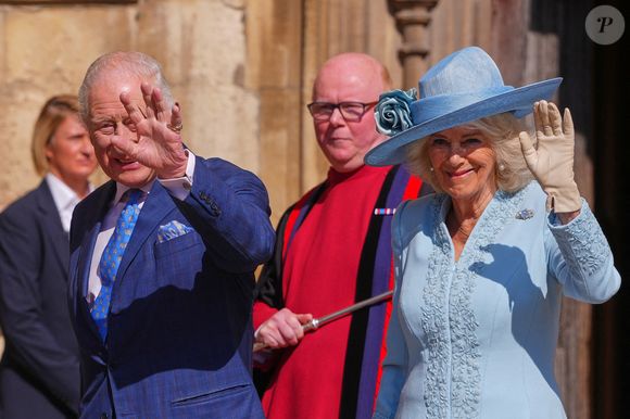 Le roi Charles III, accompagné de la reine Camilla, a assisté aux matines pascales entouré de plusieurs membres éminents de la famille...


Le roi Charles III et la reine Camilla saluent la foule alors qu'ils assistent à l'office des matines de Pâques à la chapelle St George au château de Windsor, Berkshire. Royaume-Uni, le dimanche 20 avril 2025.  Photo par Kirsty Wigglesworth/PA Wire/ABACAPRESS.COM