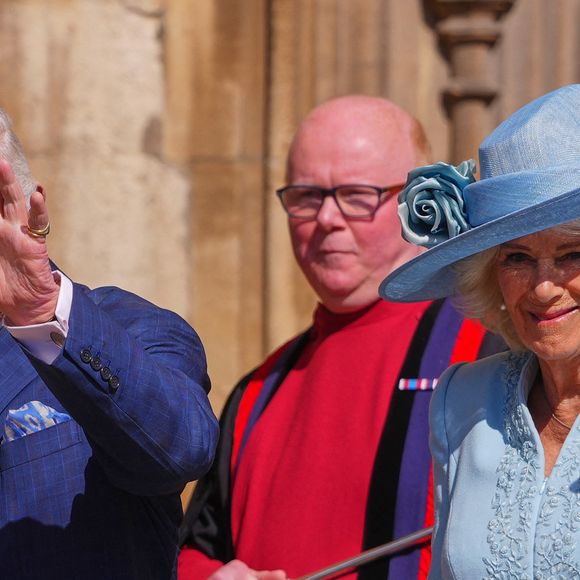 Le roi Charles III, accompagné de la reine Camilla, a assisté aux matines pascales entouré de plusieurs membres éminents de la famille...


Le roi Charles III et la reine Camilla saluent la foule alors qu'ils assistent à l'office des matines de Pâques à la chapelle St George au château de Windsor, Berkshire. Royaume-Uni, le dimanche 20 avril 2025.  Photo par Kirsty Wigglesworth/PA Wire/ABACAPRESS.COM