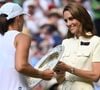 de remettre le trophée à la grande gagnante, la polonaise Iga Swiatek.
La princesse Catherine (Kate) Middleton, princesse de Galles, assiste à la finale féminine des championnats de Wimbledon, 13ème journée à Wimbledon le 12 juillet 2025 © Mirrorpix / Bestimage