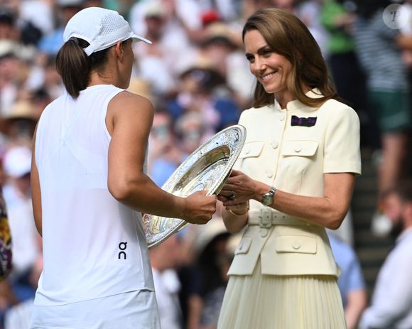 de remettre le trophée à la grande gagnante, la polonaise Iga Swiatek.

La princesse Catherine (Kate) Middleton, princesse de Galles, assiste à la finale féminine des championnats de Wimbledon, 13ème journée à Wimbledon le 12 juillet 2025  © Mirrorpix / Bestimage