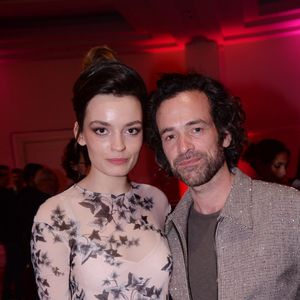 Et dans lequel il donne la réplique à Emma Mackey

Emma Mackey et Romain Duris - Ouverture de la 2e édition du "Canneseries" à l'hôtel Martinez à Cannes.Le 5 avril 2019. © Rachid Bellak/Bestimage