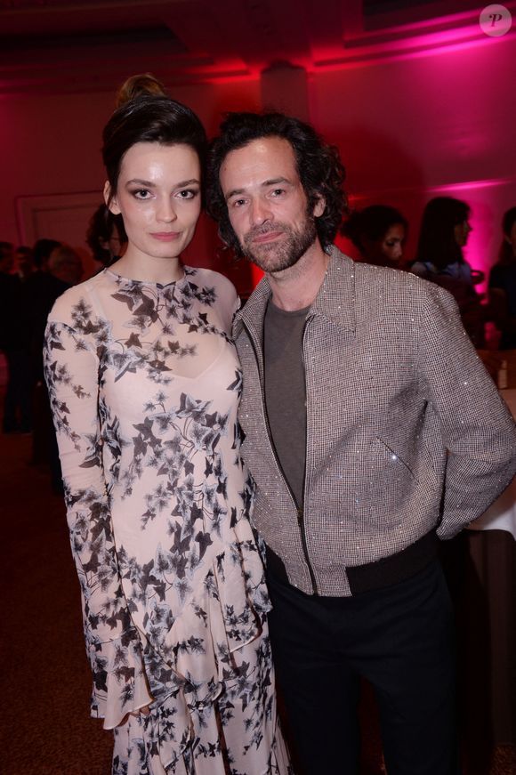 Et dans lequel il donne la réplique à Emma Mackey

Emma Mackey et Romain Duris - Ouverture de la 2e édition du "Canneseries" à l'hôtel Martinez à Cannes.Le 5 avril 2019. © Rachid Bellak/Bestimage