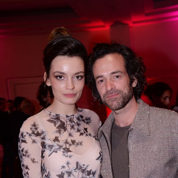 Et dans lequel il donne la réplique à Emma Mackey

Emma Mackey et Romain Duris - Ouverture de la 2e édition du "Canneseries" à l'hôtel Martinez à Cannes.Le 5 avril 2019. © Rachid Bellak/Bestimage