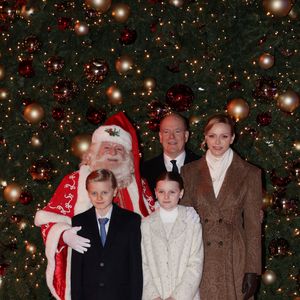 Le Prince Albert II de Monaco, la Princesse Gabriella de Monaco, le Prince Jacques de Monaco et la Princesse Charlene de Monaco assistent à l'inauguration des illuminations de Noël sur la Place du Casino à Monte-Carlo, Monaco, le 29 novembre 2025. Photo par Jean-Charles Vinaj/ABACAPRESS.COM