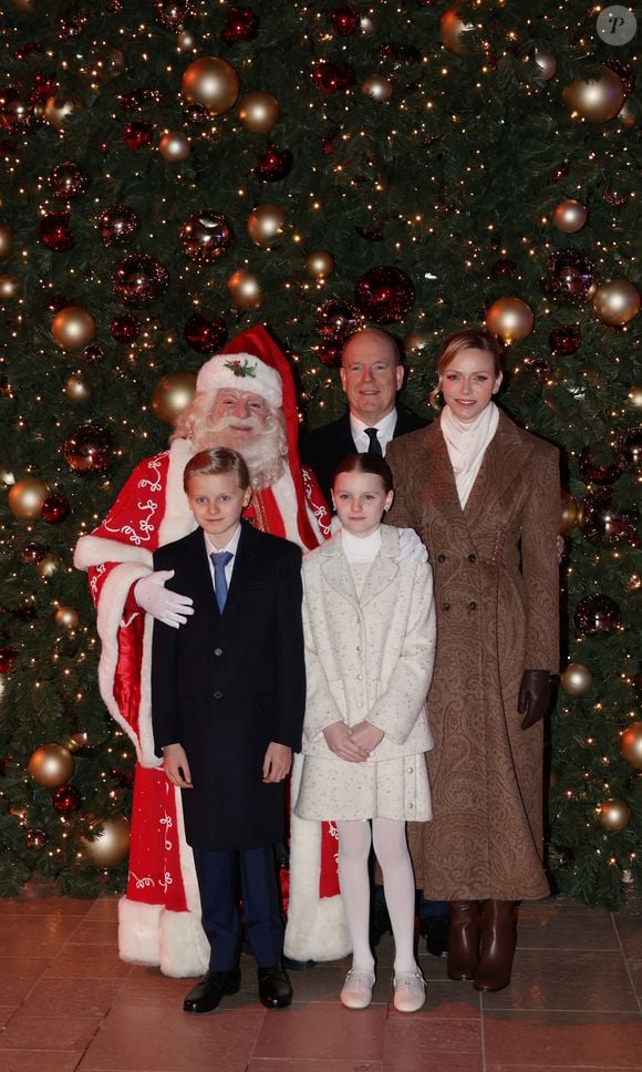 Le Prince Albert II de Monaco, la Princesse Gabriella de Monaco, le Prince Jacques de Monaco et la Princesse Charlene de Monaco assistent à l'inauguration des illuminations de Noël sur la Place du Casino à Monte-Carlo, Monaco, le 29 novembre 2025. Photo par Jean-Charles Vinaj/ABACAPRESS.COM