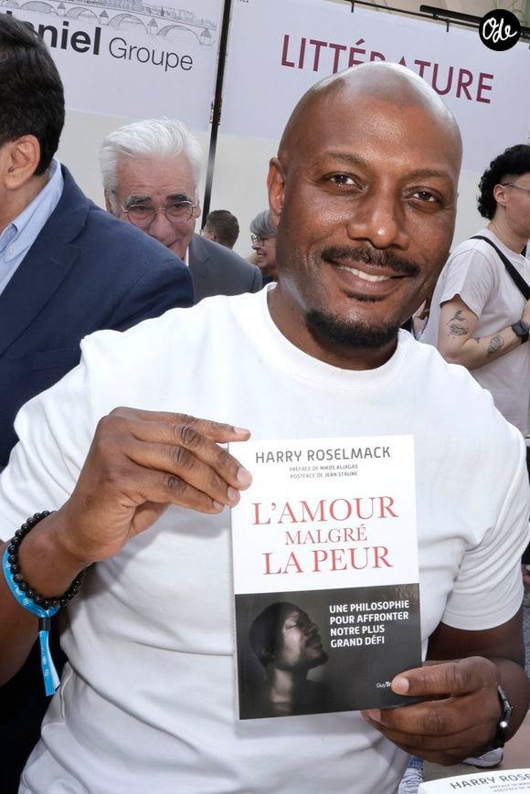 Harry Roselmack en dédicace lors du 5ème festival du Livre de Paris au Grand Palais (17 - 19 avril 2026) à Paris, le 19 avril 2026. 
© Cédrice Perrin / Bestimage