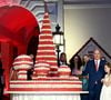Au total, 10 500 macarons à la framboise et à la vanille ont été intégrés au gâteau.

Louis et Marie Ducruet, Melanie de Massy, le prince Albert II de Monaco, la princesse Charlene, leurs enfants, le prince héréditaire Jacques et la princesse Gabriella, la princesse Stéphanie de Monaco et la princesse Caroline de Hanovre à la célébration des 20 ans de règne d'Albert II de Monaco sur la place du Palais à Monaco, le 19 juillet 2025. 

Photo : Bruno Bebert / Bestimage