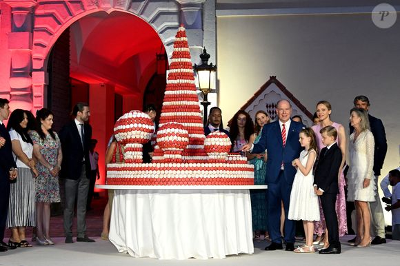 Au total, 10 500 macarons à la framboise et à la vanille ont été intégrés au gâteau.

Louis et Marie Ducruet, Melanie de Massy, le prince Albert II de Monaco, la princesse Charlene, leurs enfants, le prince héréditaire Jacques et la princesse Gabriella, la princesse Stéphanie de Monaco et la princesse Caroline de Hanovre à la célébration des 20 ans de règne d'Albert II de Monaco sur la place du Palais à Monaco, le 19 juillet 2025. 

Photo : Bruno Bebert / Bestimage