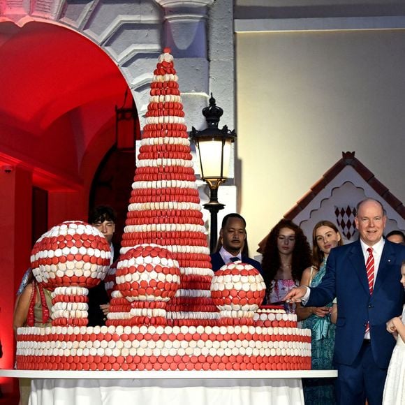 Au total, 10 500 macarons à la framboise et à la vanille ont été intégrés au gâteau.

Louis et Marie Ducruet, Melanie de Massy, le prince Albert II de Monaco, la princesse Charlene, leurs enfants, le prince héréditaire Jacques et la princesse Gabriella, la princesse Stéphanie de Monaco et la princesse Caroline de Hanovre à la célébration des 20 ans de règne d'Albert II de Monaco sur la place du Palais à Monaco, le 19 juillet 2025. 

Photo : Bruno Bebert / Bestimage