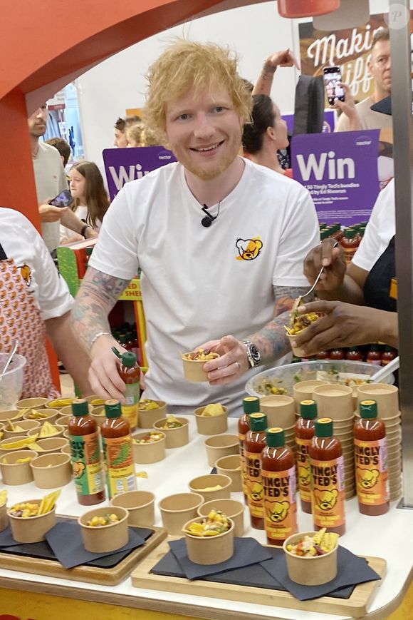 et a essayé de se produire, donc la police l'en a empêché. Rien au-delà de cela", a déclaré lundi le ministre de l'Intérieur de l'Etat du Karnataka, G. Parameshwara.

Ed Sheeran fait la promotion de sa marque de sauces "Tingly Ted’s" à la boutique Sainsbury’s à Londres, le 13 août 2024.
GOFF INF / BESTIMAGE