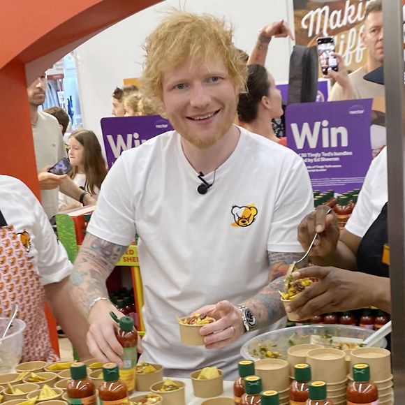 et a essayé de se produire, donc la police l'en a empêché. Rien au-delà de cela", a déclaré lundi le ministre de l'Intérieur de l'Etat du Karnataka, G. Parameshwara.

Ed Sheeran fait la promotion de sa marque de sauces "Tingly Ted’s" à la boutique Sainsbury’s à Londres, le 13 août 2024.
GOFF INF / BESTIMAGE