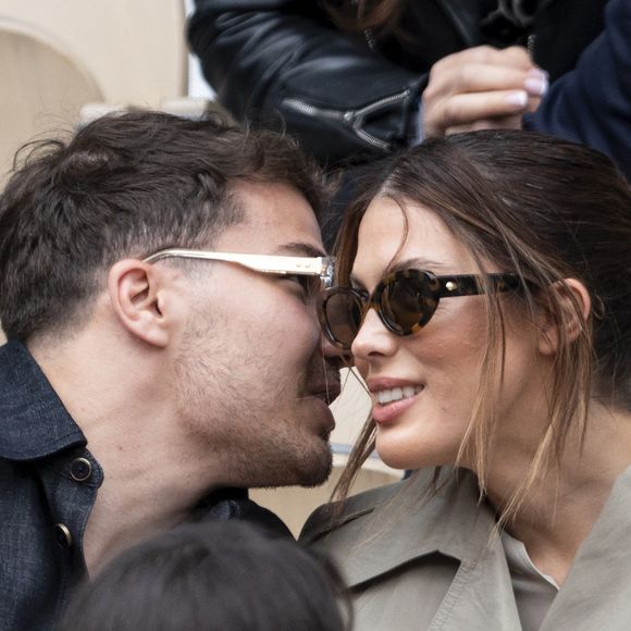 Antoine Dupont et sa compagne Iris Mittenaere en tribunes lors de la finale messieurs des Internationaux de France de Tennis de Roland Garros 2025 (jour 15), à Paris, France, le 8 juin 2025. © Cyril Moreau/Bestimage