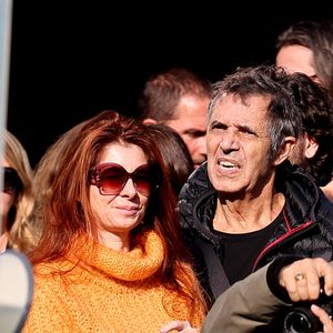 Julien Clerc et sa compagne Hélène Grémillon - I.Huppert a dirigé le tournage de la reproduction du film documentaire muet de 1895 par le regretté cinéaste français Louis Lumière « La Sortie de l'usine Lumière à Lyon » dans le cadre de la 16ème édition du Festival Lumière de Lyon, France, le 19 octobre 2024. © Dominique Jacovides/Bestimage