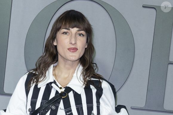 La chanteuse avoue toutefois, que certains moments sont plus difficiles que d'autres. 
Juliette Armanet au photocall du défilé Christian Dior Mode Féminine Prêt-À-Porter Automne/Hiver 2025-2026 lors de la Fashion Week de Paris (PFW), à Paris, France, le 4 mars 2025. © Olivier Borde/Bestimage