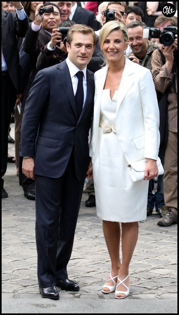 Le 3 juillet 2009, Laurence Ferrari et Renaud Capuçon unissent leurs destins lors d'une cérémonie civile, entourés de leurs familles, amis et collègues...

Laurence Ferrari et Renaud Capuçon lors de leur mariage à la mairie du 16ème arrondissement de Paris, le 03/07/2009. Crédit Guillaume Gaffiot/Bestimage