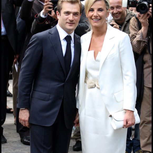 Le 3 juillet 2009, Laurence Ferrari et Renaud Capuçon unissent leurs destins lors d'une cérémonie civile, entourés de leurs familles, amis et collègues...

Laurence Ferrari et Renaud Capuçon lors de leur mariage à la mairie du 16ème arrondissement de Paris, le 03/07/2009. Crédit Guillaume Gaffiot/Bestimage