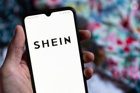 Le logo de l'application mobile du détaillant de mode Shein est visible sur l'écran d'un téléphone portable à Barcelone, en Espagne, le 26 novembre 2021. Les achats en ligne sont très populaires parmi les millennials et ne cessent de croître, en particulier dans le secteur de la mode. Photo by Davide Bonaldo/SPUS/ABACAPRESS.COM