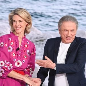 Exclusif - Julie Andrieu et  Michel Drucker lors de l'enregistrement de l'émission Vivement dimanche spéciale Voyages au studio Rive gauche, présentée par M.Drucker, diffusée sur France 3 le 28 juin 2026, à Paris, France, le 28 mai 2026. © Guillaume Gaffiot/Bestimage