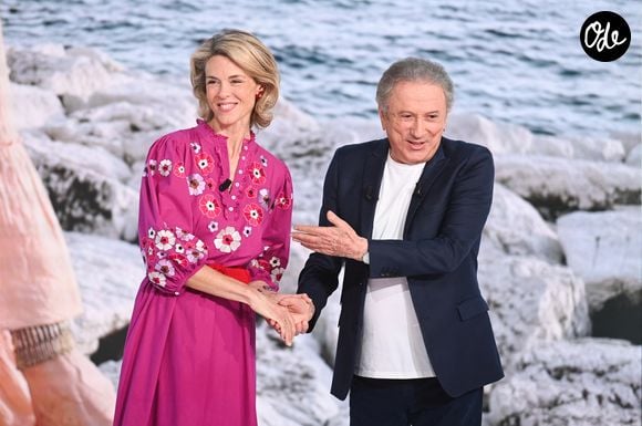 Exclusif - Julie Andrieu et  Michel Drucker lors de l'enregistrement de l'émission Vivement dimanche spéciale Voyages au studio Rive gauche, présentée par M.Drucker, diffusée sur France 3 le 28 juin 2026, à Paris, France, le 28 mai 2026. © Guillaume Gaffiot/Bestimage