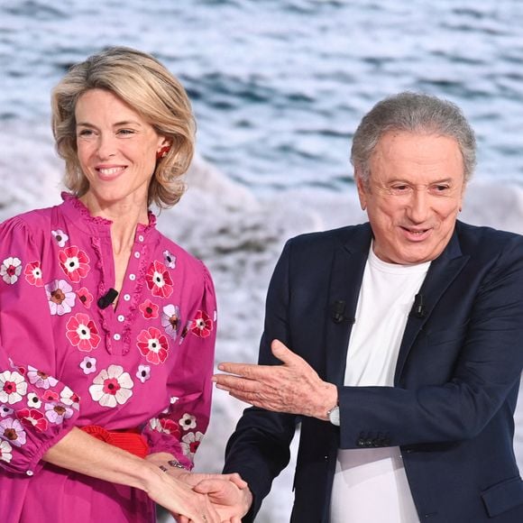 Exclusif - Julie Andrieu et  Michel Drucker lors de l'enregistrement de l'émission Vivement dimanche spéciale Voyages au studio Rive gauche, présentée par M.Drucker, diffusée sur France 3 le 28 juin 2026, à Paris, France, le 28 mai 2026. © Guillaume Gaffiot/Bestimage
