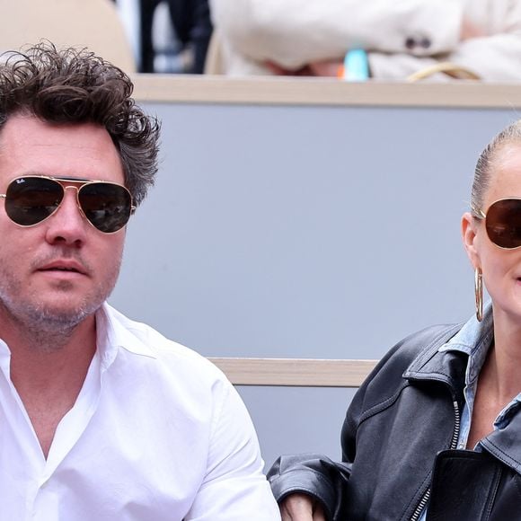 Laeticia Hallyday et son compagnon Frédéric Suant dans les tribunes lors des Internationaux de France de Tennis de Roland Garros 2025. Paris, le 26 mai 2025. © Jacovides-Moreau/Bestimage