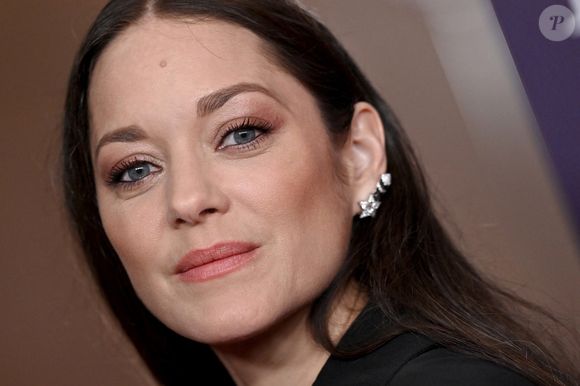 Marion Cotillard au photocall de la soirée Women In Film Annual Gala à l'hôtel Beverly Hilton à Los Angeles le 24 octobre 2024.