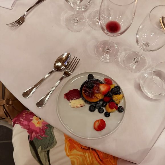 et d'un succulent repas ! 

Camille Cerf a publié des photos du mariage de sa mère sur Instagram