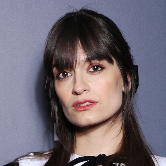 "Je suis très protectrice et très tendre, et très angoissée… J’ai toujours peur qu’il ait froid, qu’il lui arrive quelque chose…", déclare-t-elle.

Clara Luciani - Vernissage de l'exposition de 'Wes Anderson' à la Cinémathèque Française de Paris le 17 mars 2025. © Denis Guignebourg/Bestimage