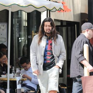 "Vider le frigo, descendre les poubelles, fermer les volets une dernière fois. Boucler les valises et, avec elles, un chapitre entier. Dix ans à jongler entre ici et ailleurs, à faire de l’étranger une maison, à plier et déplier ma vie au gré des départs", a-t-on pu lire. 


Exclusif - Lulu (Lucien) Gainsbourg à la sortie d'un restaurant avec des amis à Paris le 23 avril 2018 © Agence / Bestimage