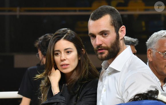 En parallèle, Louis Sarkozy s'apprête à devenir papa pour la première fois. 
Exclusif - Louis Sarkozy et sa femme Natali Husic au championnat de kickboxing à Levallois, le 21 mai 2025. 
Photo : Vereen / Bestimage