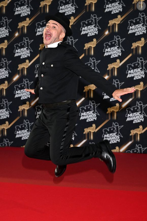 Michael Youn au photocall de la 26ème édition des NRJ Music Awards à Cannes, le 1er novembre 2024. © Bebert-Guignebourg/Bestimage