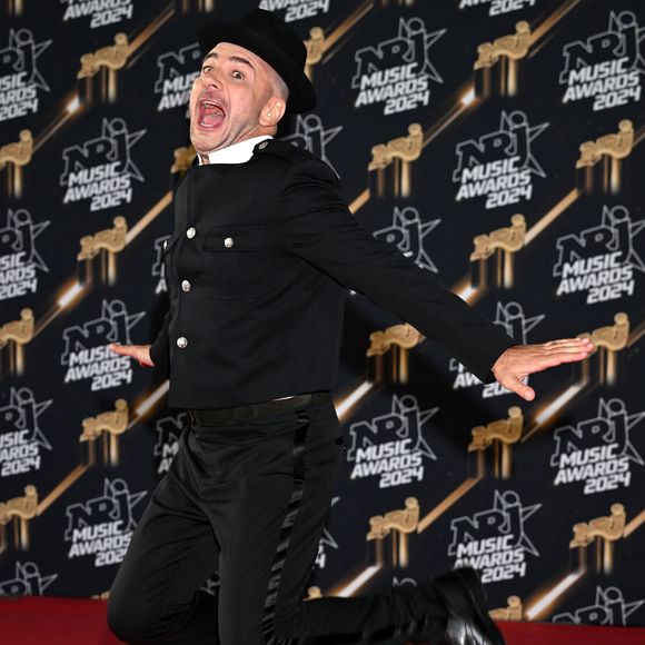 Michael Youn au photocall de la 26ème édition des NRJ Music Awards à Cannes, le 1er novembre 2024. © Bebert-Guignebourg/Bestimage