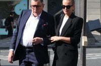 Pour Philippe Labro, Laeticia Hallyday ne vient pas les mains vides : Un cadeau "signé" de Johnny devant des personnalités nombreuses