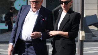 Pour Philippe Labro, Laeticia Hallyday ne vient pas les mains vides : un cadeau "signé de Johnny" devant des personnalités nombreuses