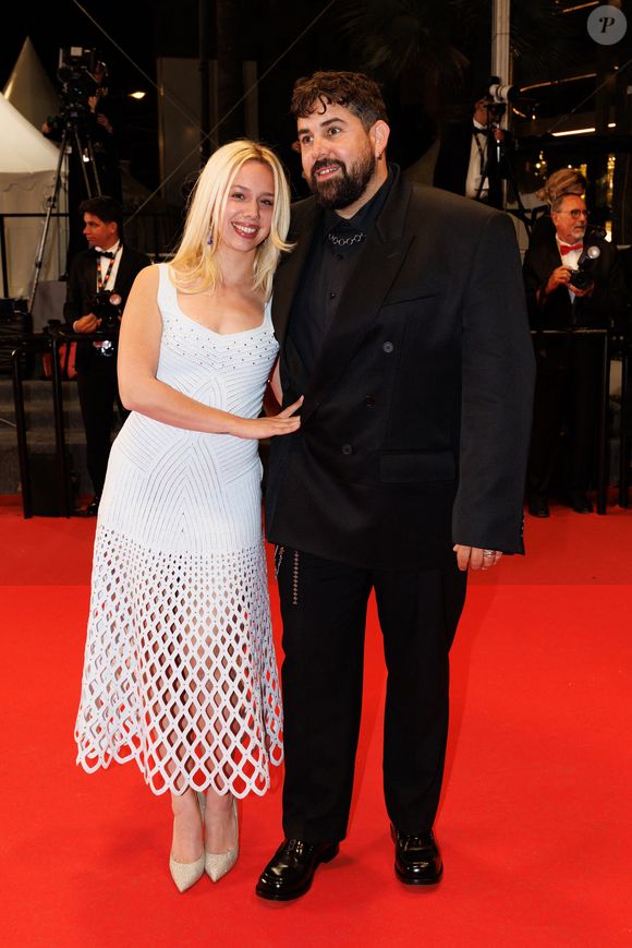 La main délicatement posée sur le bras de son acolyte, Kim Higelin a partagé de francs sourires avec Artus, comme elle le faisait déjà quelques jours plus tôt lors d'une autre avant-première à Cannes.

Artus et sa compagne Kim Higelin - Montée des marches du film "Jim Queen" lors du 79ème Festival International du Film de Cannes le 18 mai 2026.

© Moreau / Jacovides / Bestimage