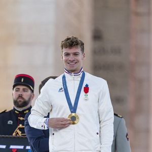 Léon Marchand, Emmanuel Macron - Remise des médailles par le président de la République à l'Arc de Triomphe aux athlètes lors de la parade des champions à l'occasion des Jeux Olympiques et Paralympiques Paris 2024, sur l'avenue des Champs-Elysées à Paris. Le 14 septembre 2024
© Perusseau-Ramsamy / Bestimage