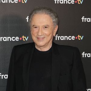 L'animateur emblématique Michel Drucker a dû adapter son quotidien après de lourds soucis de santé.

Michel Drucker au photocall de la conférence de presse de rentrée de France Télévisions à Paris, France. © Coadic Guirec/Bestimage