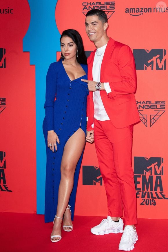 "Oui, je le veux. Dans celle-ci et dans toutes mes vies", a-t-elle commenté en légende

Cristiano Ronaldo et Georgina Rodriguez assistent aux MTV EMAs 2019 au centre de conférences et d'expositions FIBES le 03 novembre 2019 à Séville, en Espagne. Photo by David Niviere/ABACAPRESS.COM