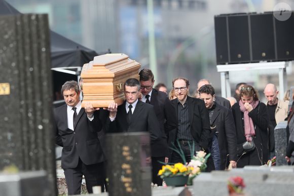 Ensemble, ils perpétuent chacun à leur manière l’héritage de Coluche.

Marius et son frère Romain Colucci lors des obsèques de Véronique Colucci au cimetière communal de Montrouge, le 12 avril 2018.  
Agence / Bestimage