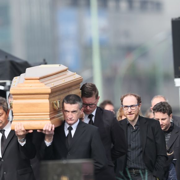 Ensemble, ils perpétuent chacun à leur manière l’héritage de Coluche.

Marius et son frère Romain Colucci lors des obsèques de Véronique Colucci au cimetière communal de Montrouge, le 12 avril 2018.  
Agence / Bestimage