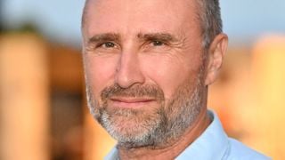 Entre Alexandre Brasseur et son beau-fils dont le père est un célèbre acteur, les liens sont particuliers : "Il suffit d'un regard"