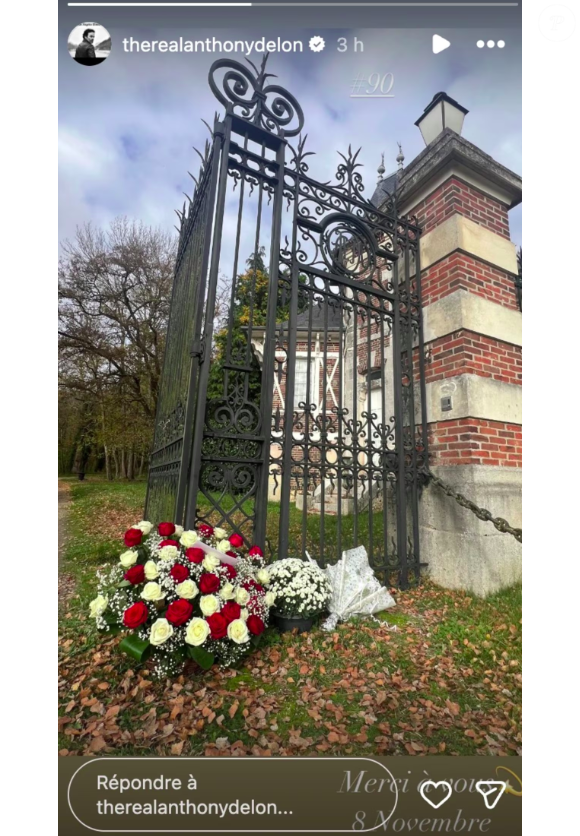 Sur Instagram, il a partagé une photo des grilles de la maison familiale, décorées de bouquets blancs et rouges.

Anthony Delon, en story sur Instagram le 8 novembre 2025